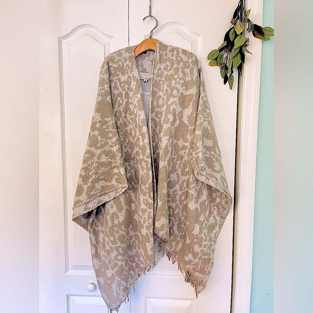 Tan Spotted Pattern Knit Cape Asymmetric Wrap + Gray Hi-Low Tee Shirt SET